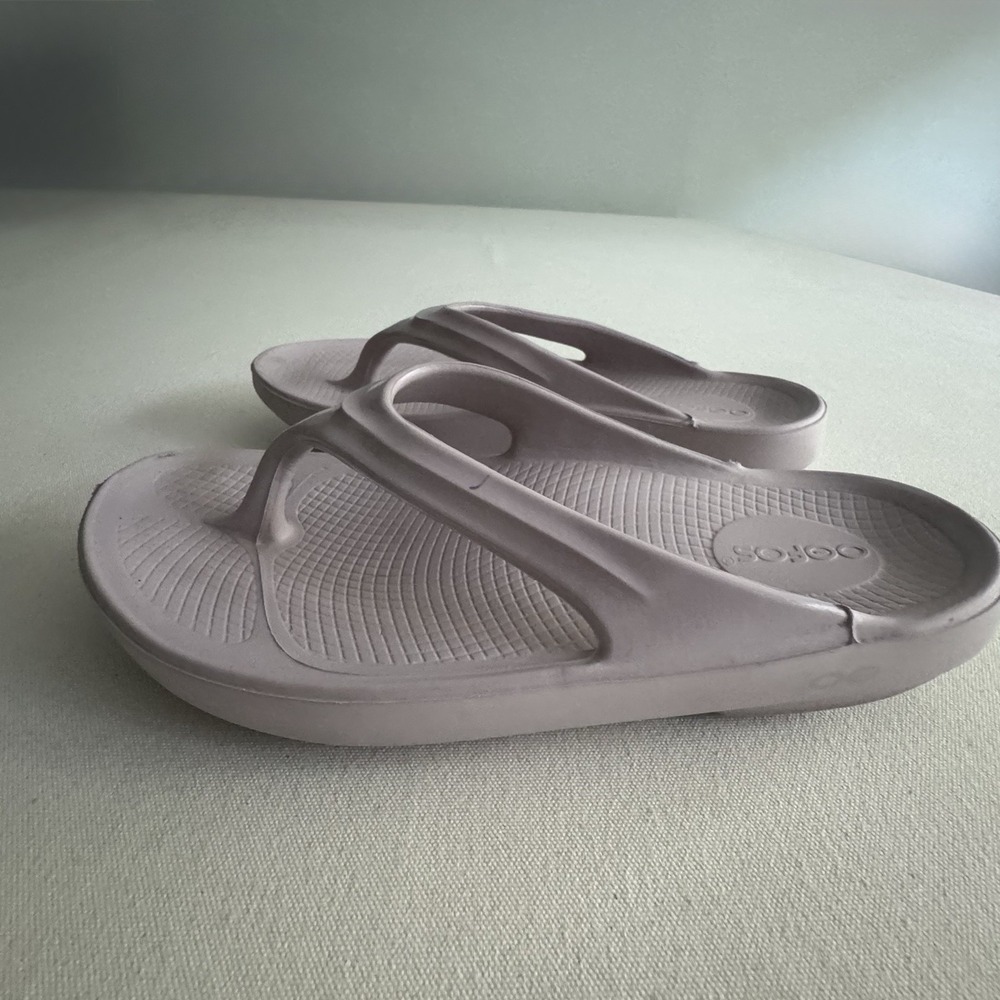 OOFOS Lavender Thong Platform Recovery Flip Flops Women's Size 9